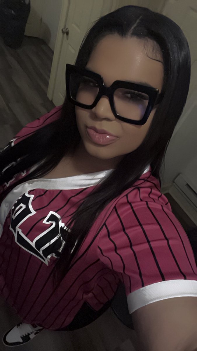 LaMearreaP's tweet photo. When You Can Brag About No Surgeries To Become Beautiful!!! 😜😜💜💜🤏🤏 #NaturalQueen #MyMamaMadeThis https://t.co/ttooCd7I0Q