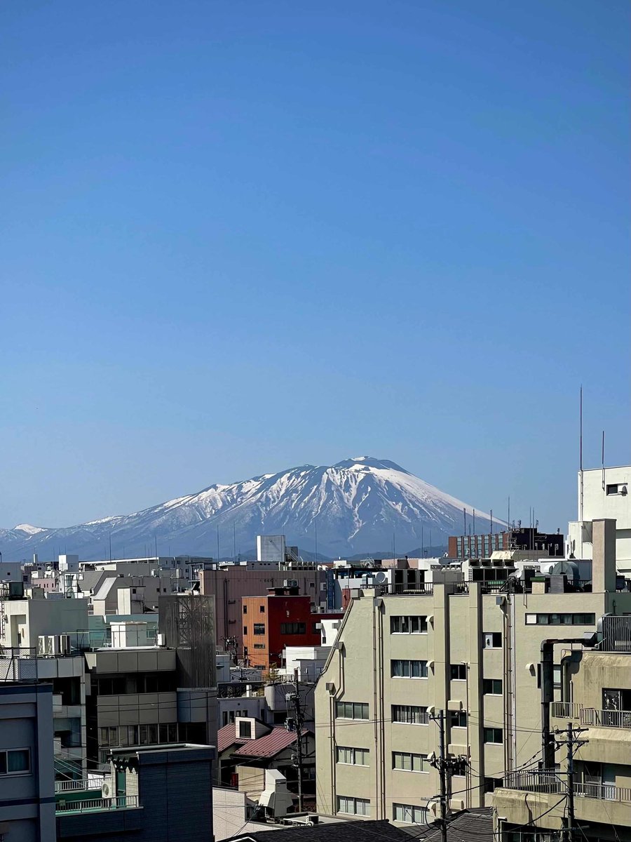 iwachu_staff's tweet photo. さくらまつりで盛り上がっている盛岡城跡公園からの岩手山です。

今年はもう葉桜になりつつありますが、春の陽気に誘われて、お花見をされる方が後を絶ちません。

また来年も美しく春を告げ、賑わいを運んでくれますように🌸

#岩鋳 #iwachu 
#南部鉄器 #盛岡 
#岩手山
#伝統工芸 #岩手 
#iwate #morioka #madeinjapan
#暮らし #南部鉄器のある暮らし #丁寧な暮らし
#桜 #盛岡城跡公園