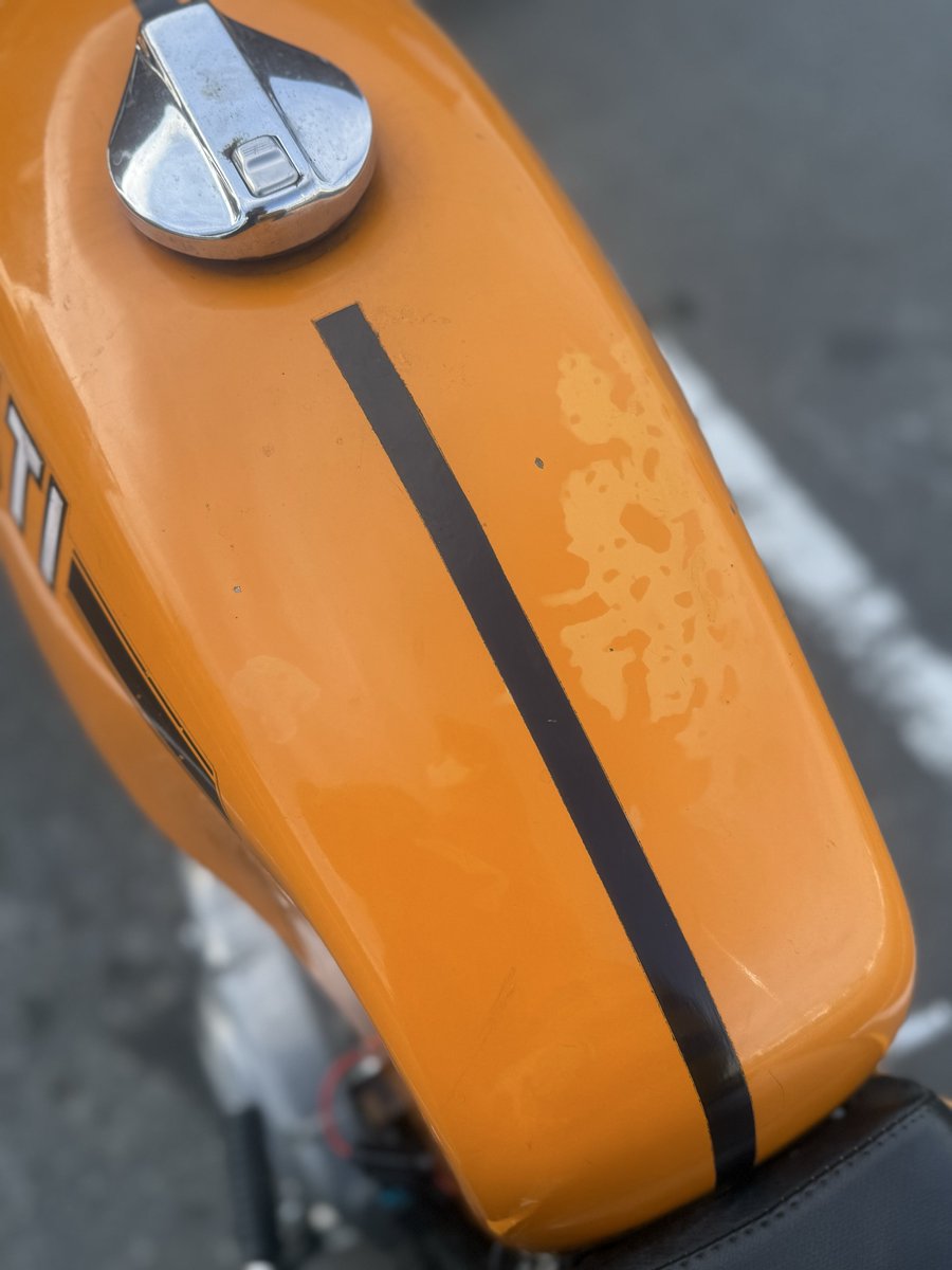 この間濡れたカバーをかけておいたら、タンクの一部に結構なシミができてしまいました。

あまり細かいことは気にしないタイプなのですが、これはなかなか残念だったなぁ。

早く屋根をかけてしまえばこんな事にならなかったのですが、、、。