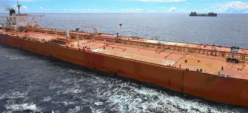 MarioNawfal's tweet image. 🇺🇸🇮🇷 The U.S. grabbed an Iranian tanker off the coast of Sri Lanka today, over 3,000 miles from the Persian Gulf.

This is a major shift. America isn't just enforcing Iran policy in Iran's backyard anymore. It's enforcing it everywhere, on every ocean, with no geographic limit.