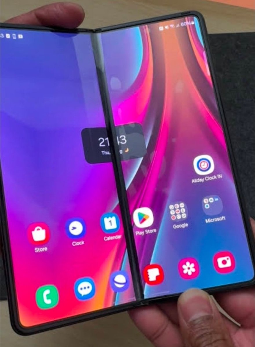 skhann20155's tweet image. Black line has appeared on inner screen exactly at the fold. No dents and no damage. This is manufacturing defect. Samsung pls contact me skhann20155@gmail.com @samsunguae @SamsungGulf #lskstylżycia #Trending #iPhone #samsung #GranHermanoGeneraciónDorada