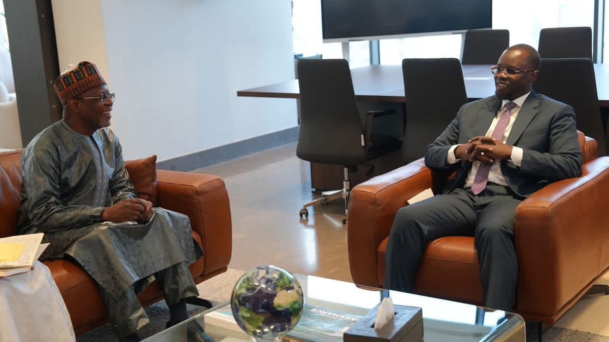 aboubacarybarma's tweet image. #Niger #Sénégal #Diplomatie #Coopération 
Le Premier ministre sénégalais #Ousmane_SONKO s'est entretenu, mardi 21 avril 2026 à #Dakar, avec #Bakary_Yaou_SANGARÉ, Ministre des Affaires étrangères, de la Coopération et des Nigériens à l’Extérieur du Niger.
#ForumDakar