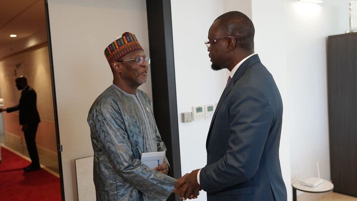 aboubacarybarma's tweet image. #Niger #Sénégal #Diplomatie #Coopération 
Le Premier ministre sénégalais #Ousmane_SONKO s'est entretenu, mardi 21 avril 2026 à #Dakar, avec #Bakary_Yaou_SANGARÉ, Ministre des Affaires étrangères, de la Coopération et des Nigériens à l’Extérieur du Niger.
#ForumDakar