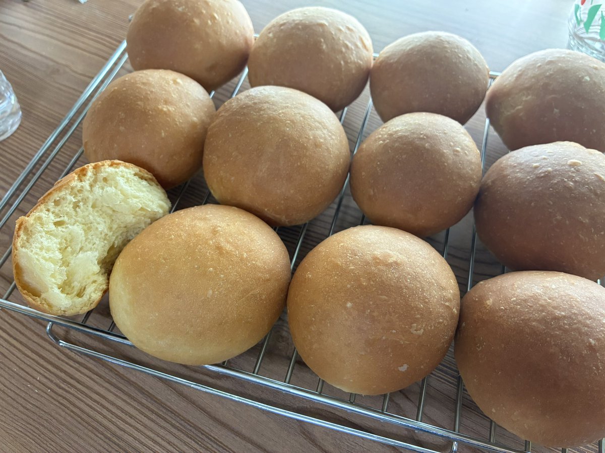 早朝4時半に目が覚めたので
パン焼いてました‥