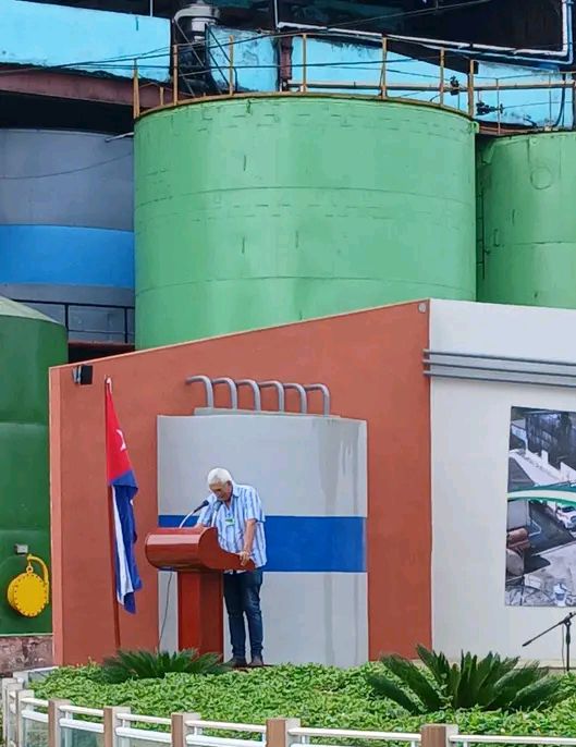 El <a href="/GAzcuba/">Grupo Azucarero AZCUBA🇨🇺</a> felicita a los trabajadores de la Empresa Agroindustrial Azucarera Melanio Hernández y UEB Derivados de la provincia de Sancti Spíritus,  por recibir en esta jornada la bandera:  Colectivo Vanguardia Nacional. 
¡Muchas felicidades azucareros espirituanos!
#UnidosXCuba