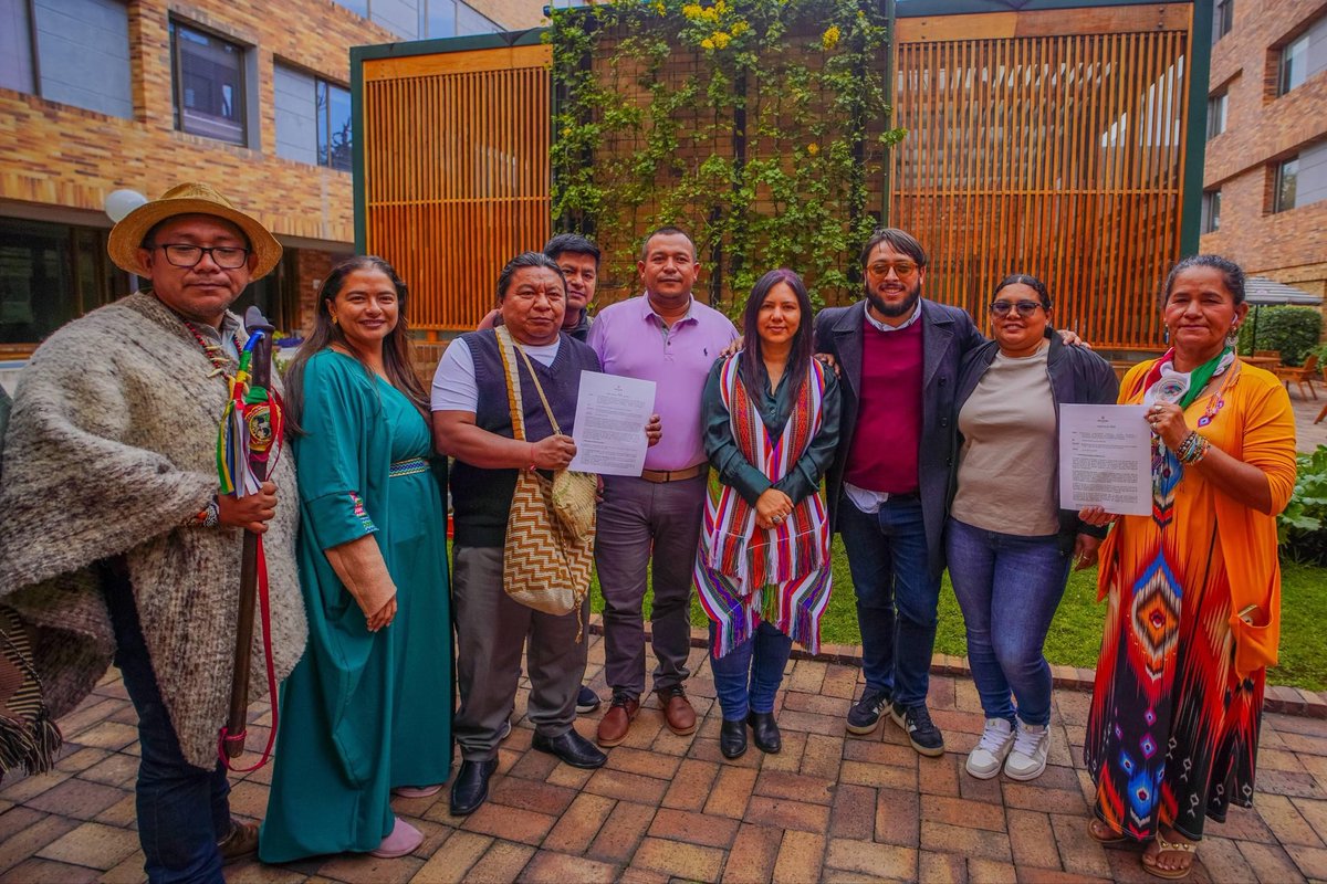 ¡Histórico! Se reglamenta el Sistema Educativo Indígena Propio, el Gobierno del presidente <a href="/petrogustavo/">Gustavo Petro</a> oficializó los tres decretos que reconocen y hacen realidad la educación de 115 pueblos indígenas, para que puedan enseñar desde su cultura, lengua y saberes.