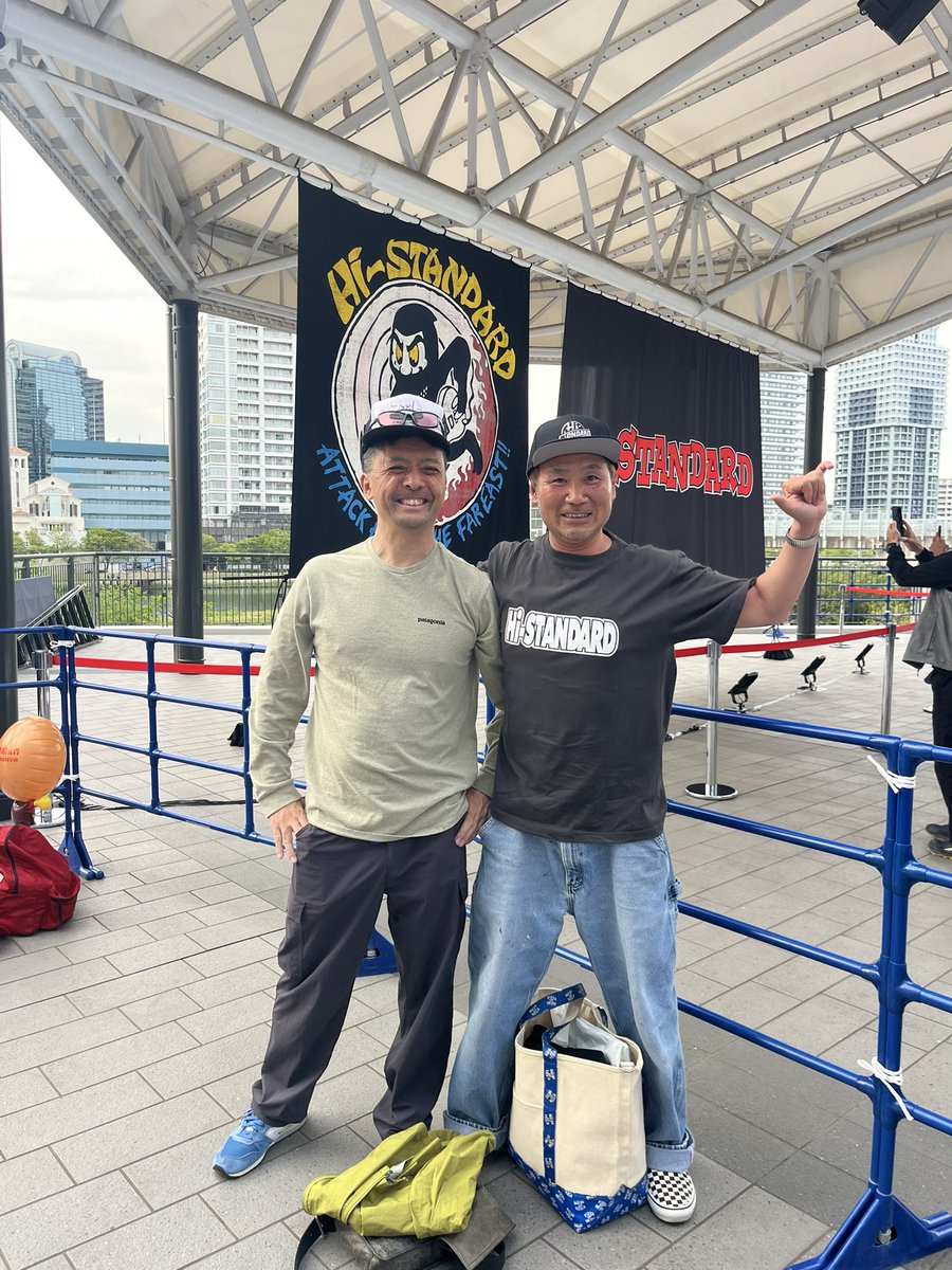 DMCsk8's tweet photo. サラリーマン時代の同期のコバ。
同じ独身寮に住み、何をするにもハイスタを流しながら、駄弁る毎日は良い思い出。
1997年6月、angry fist tour札幌、2人で観たハイスタは忘れもしない。そして、29年ぶりに、2人でハイスタを観た。長い時間が流れたけど、俺たちの青春はまだ続いていたんだ。 https://t.co/So6pmru1aY