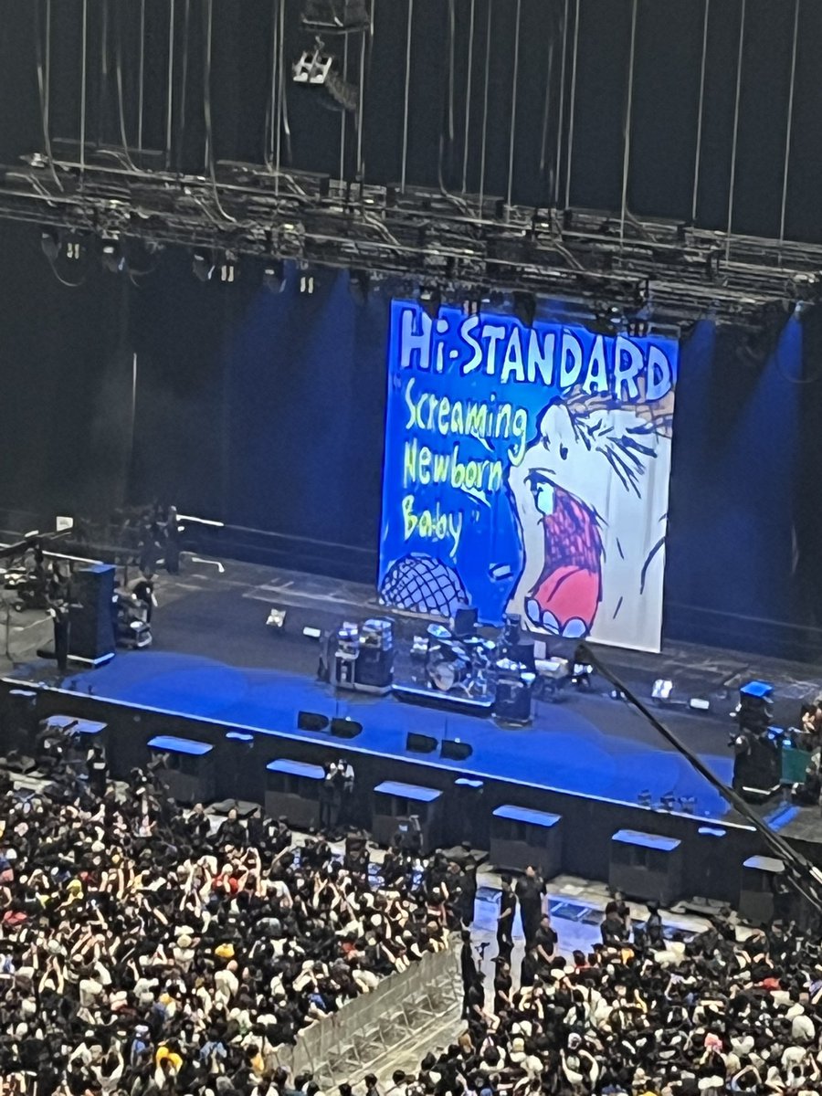 DMCsk8's tweet photo. サラリーマン時代の同期のコバ。
同じ独身寮に住み、何をするにもハイスタを流しながら、駄弁る毎日は良い思い出。
1997年6月、angry fist tour札幌、2人で観たハイスタは忘れもしない。そして、29年ぶりに、2人でハイスタを観た。長い時間が流れたけど、俺たちの青春はまだ続いていたんだ。 https://t.co/So6pmru1aY
