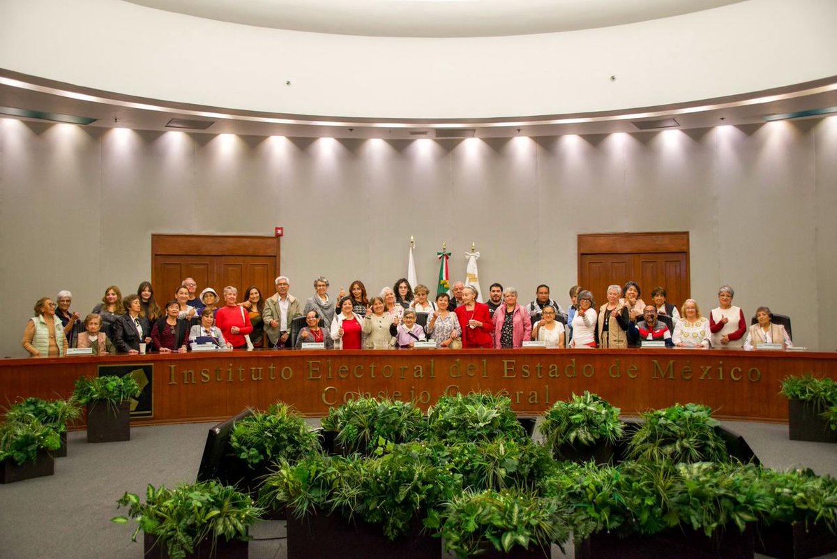 IEEM_MX's tweet photo. Por primera vez en el IEEM, recibimos en nuestras visitas guiadas a personas adultas mayores de la Casa de Día “Fundación El Pueblito de los Abuelos”, quienes conocieron de cerca nuestro quehacer institucional y la importancia de la participación ciudadana. 🏫👵🏼🧓🏾 https://t.co/VCwDzwAiUH