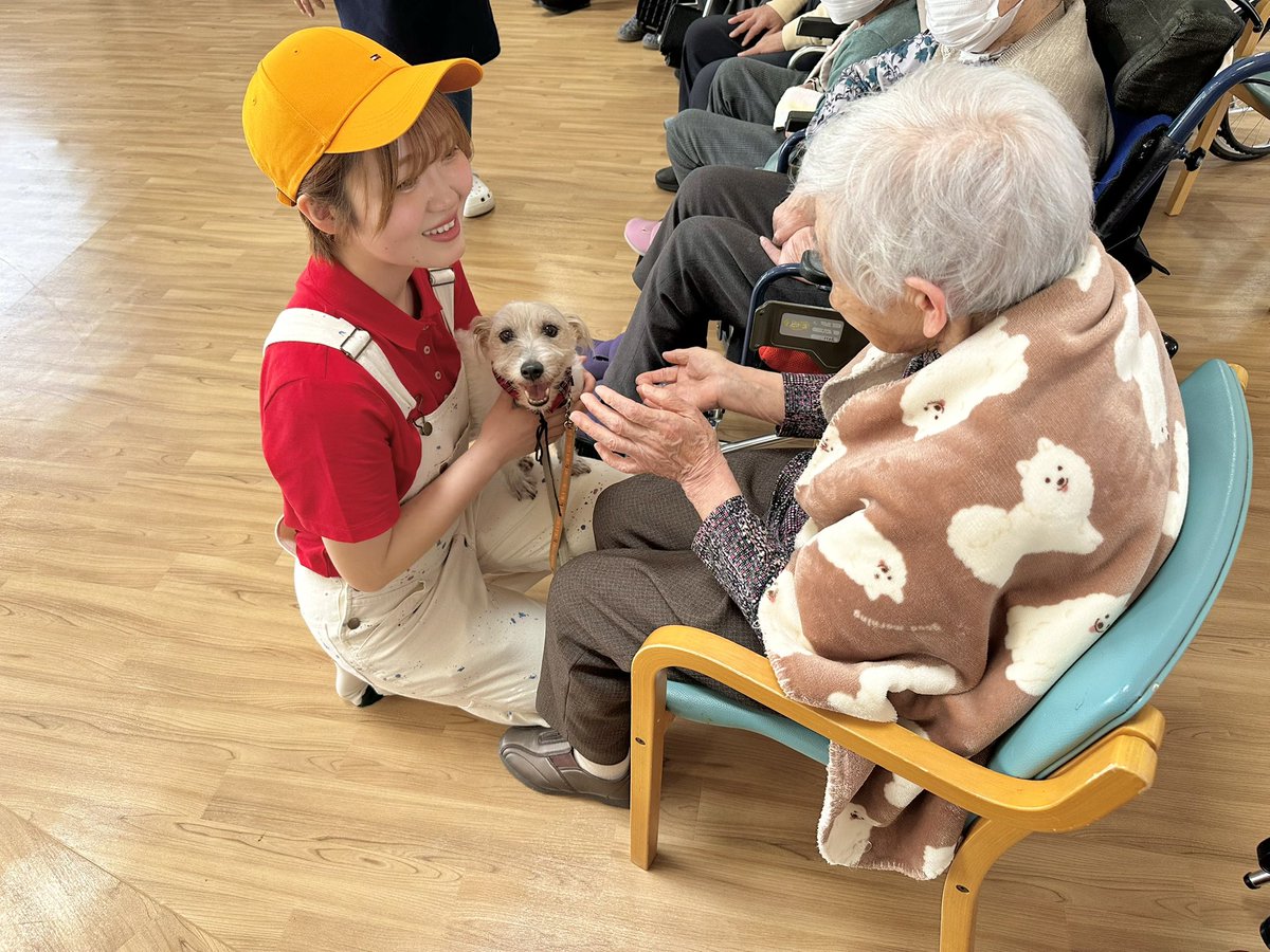 Otonon0128nikki's tweet image. day 1998🍀

おはようございます☀️

Dearわんこが監修させて頂いた
『鹿肉トリーツ』を一緒に作成してくださった
#株式会社OND さんと #BUFFET さんが
介護施設の皆様が笑顔になりますようにと、あたたかい想いでご協賛、ギフトをくださり、動物介在活動へ行って参りました🙇🏻‍♂️🎁🐾