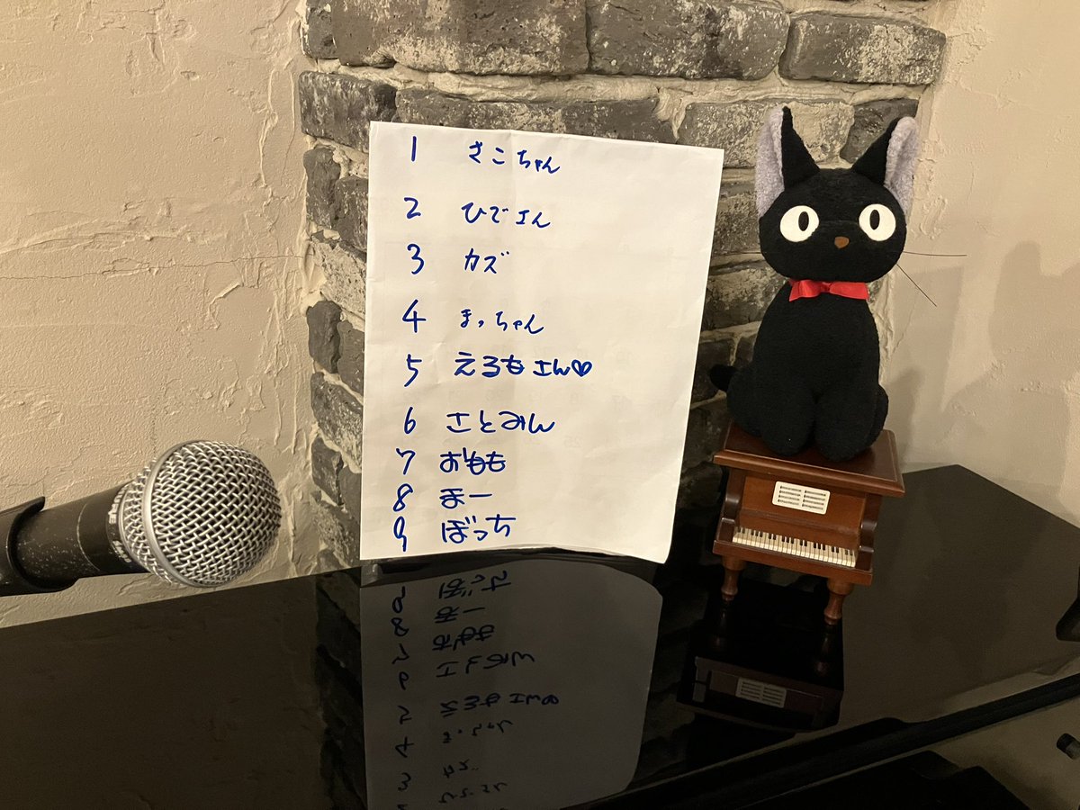 昨日の“平日オープンマイク”は
珍しく大人数…9人でした。

平日はいつもガラガラ(いない日も)
なのに💦

ウクレレの人たち、
Vo女性、アコギ、ピアノ

生ビールがよく出ました🍻✨
#オープンマイク