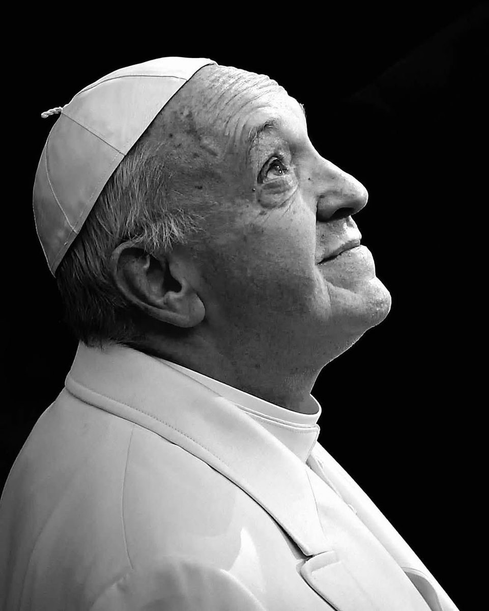 Al cumplirse un año de la llamada de Francisco, recordamos con humildad su profunda espiritualidad y su visión universal de la Iglesia.

Cercano, sencillo y completamente humilde… fuimos testigos de sus grandes esfuerzos por la humanidad. 
Rezamos por tu alma, Francisco. 🕊️