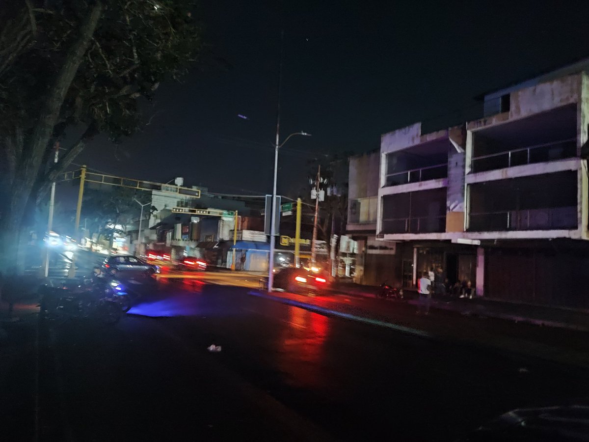 ninocova17's tweet photo. Reportan sectores de #Maturín sin servicio eléctrico desde las 12:00 PM de hoy #21Abr. 🔌🚫

​Otro día de fallas que castigan la rutina del venezolano. Pero seguramente el sol está "haciendo de las suyas".

#SinLuz #Monagas #Venezuela #Maturín https://t.co/iYUToRG4f4