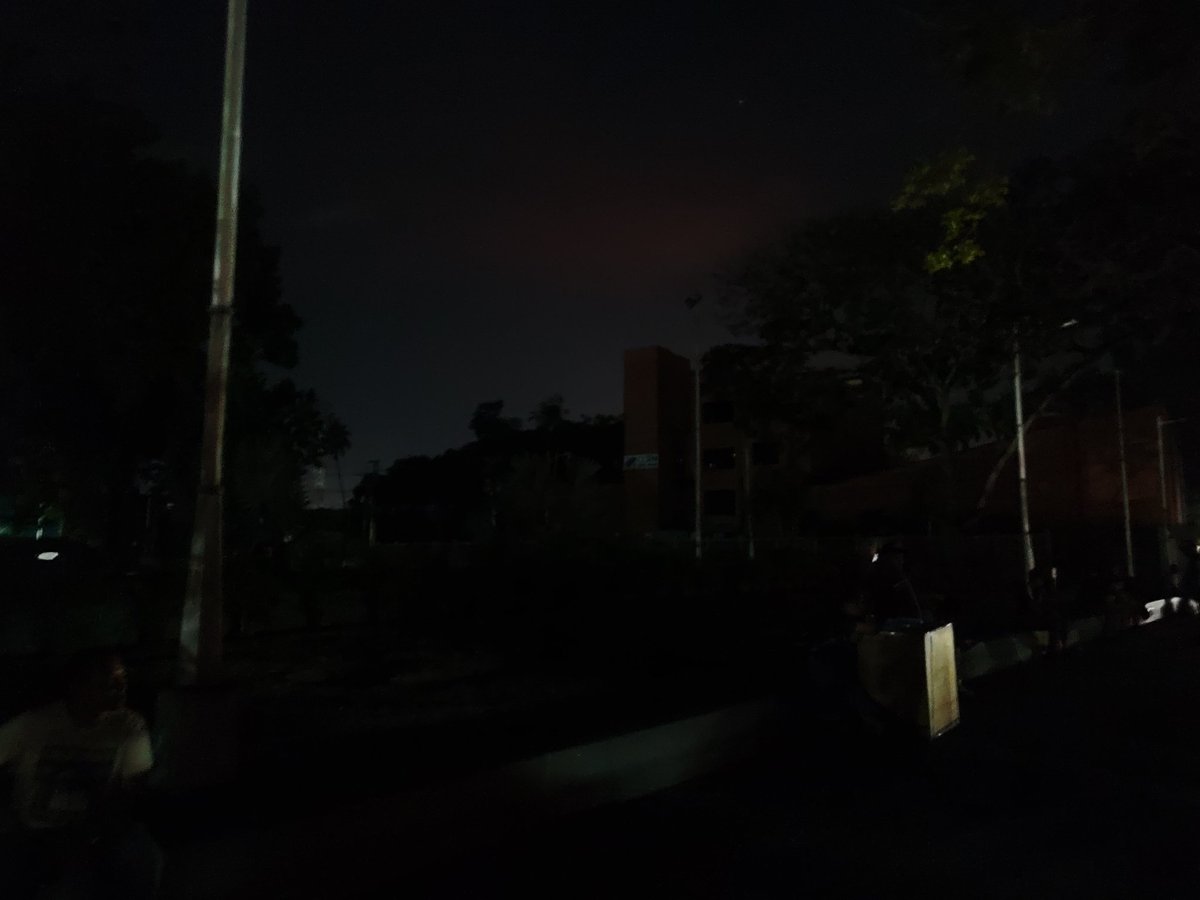 ninocova17's tweet photo. Reportan sectores de #Maturín sin servicio eléctrico desde las 12:00 PM de hoy #21Abr. 🔌🚫

​Otro día de fallas que castigan la rutina del venezolano. Pero seguramente el sol está "haciendo de las suyas".

#SinLuz #Monagas #Venezuela #Maturín https://t.co/iYUToRG4f4