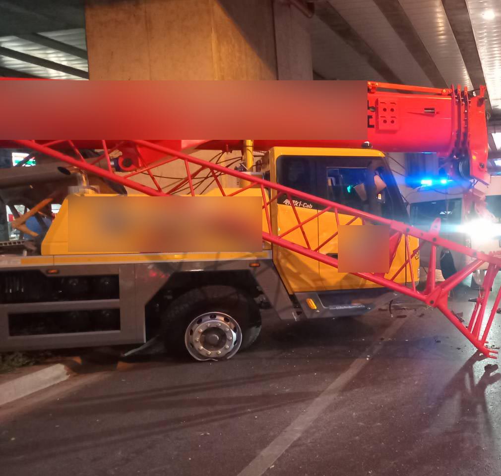 js100radio's tweet image. 06.50 น. #อุบัติเหตุ #ถนนลาดพร้าว ขาออก ที่บริเวณแยกซ.ลาดพร้าว101 รถบรรทุกกับ รถเครน ชนกัน แล้วรถเครนเสียหลักปีนเกาะกลาง ขวางฝั่งขาออกทั้งหมด และ 2ช่องทางขวาฝั่งขาเข้า มีผู้บาดเจ็บ จนท.กำลังดำเนินการ #รถติด 

(Cr. ป่วยไม่ขยับเลยนะ)