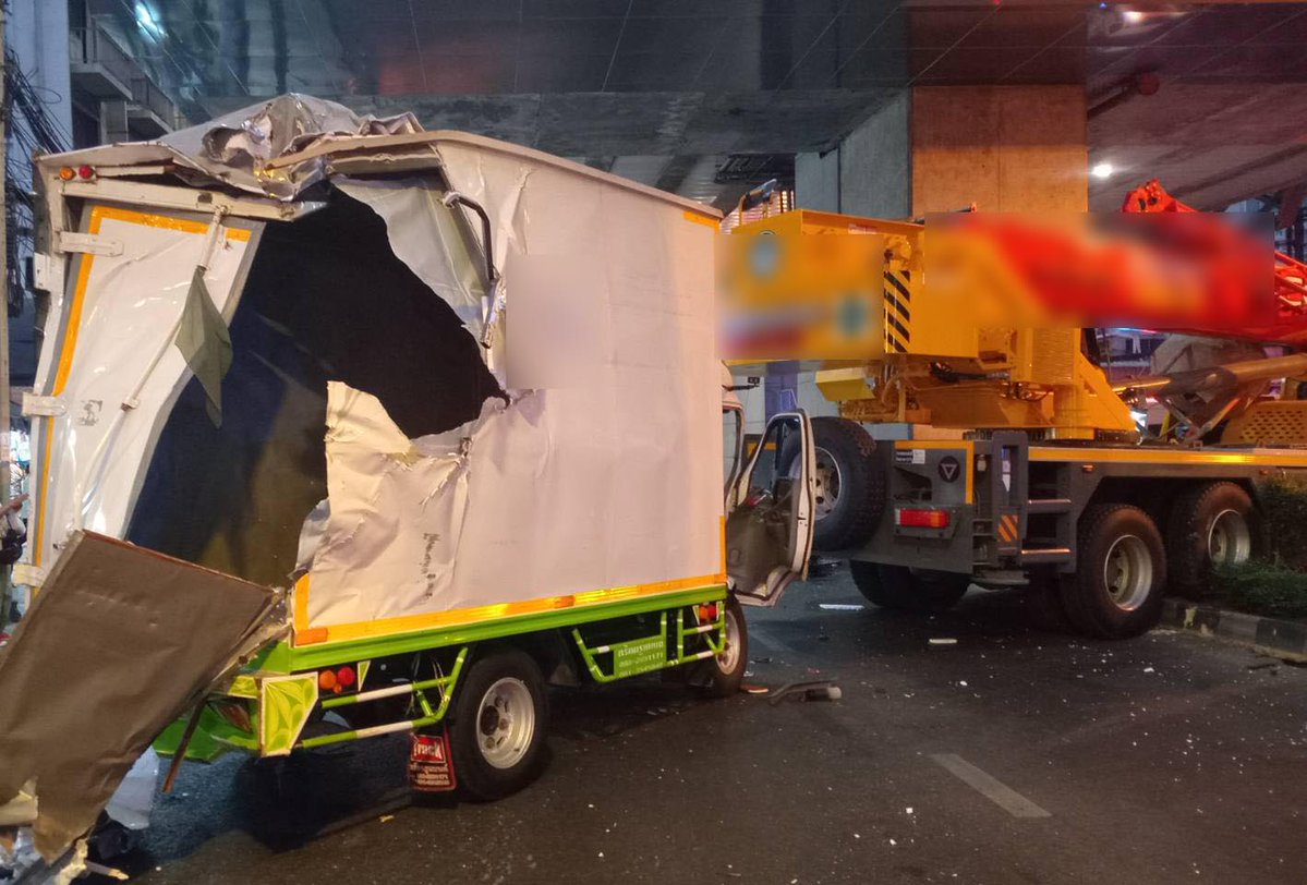 js100radio's tweet image. 06.50 น. #อุบัติเหตุ #ถนนลาดพร้าว ขาออก ที่บริเวณแยกซ.ลาดพร้าว101 รถบรรทุกกับ รถเครน ชนกัน แล้วรถเครนเสียหลักปีนเกาะกลาง ขวางฝั่งขาออกทั้งหมด และ 2ช่องทางขวาฝั่งขาเข้า มีผู้บาดเจ็บ จนท.กำลังดำเนินการ #รถติด 

(Cr. ป่วยไม่ขยับเลยนะ)