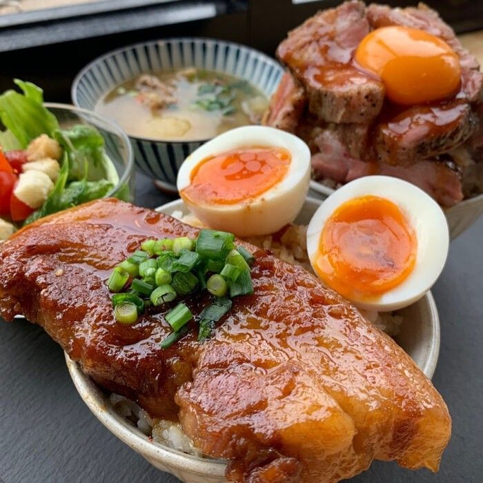 Exquisite Donburi with Kakuni pork belly, delicately marinated and slow-cooked for hours in Dashi and Sake to achieve a melt-in-your-mouth glaze, paired with seared beef, silky soft-boiled eggs, and miso soup🍽️🥣🥢