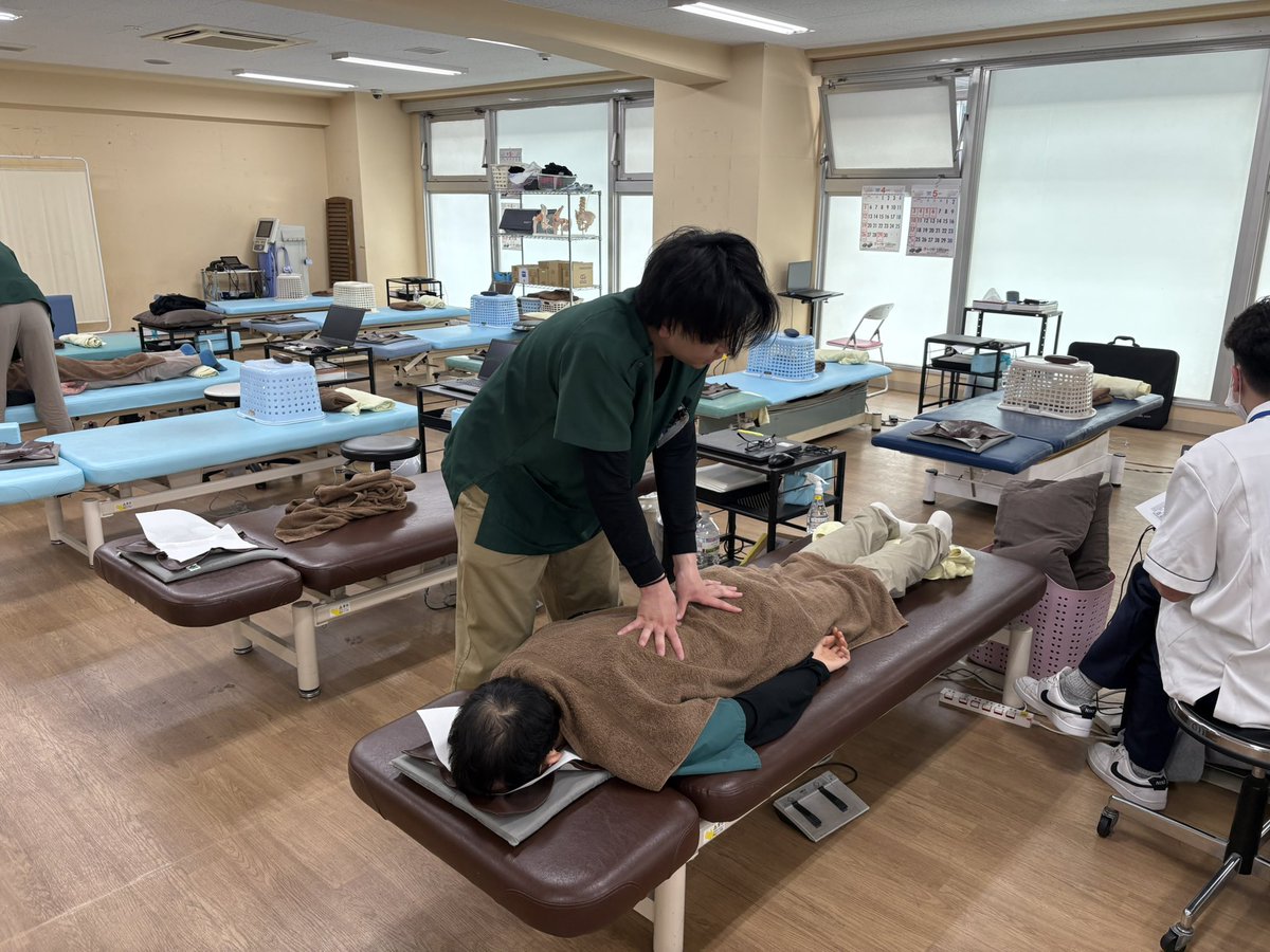 おはようございます☀️
本日の朝研修は、先輩とマンツーマンでMPFの練習を行っています！

圧のかけ方や摩擦の入れ方など、細かいポイントまで丁寧に指導していただいています🍀
一つひとつの手技を大切に、技術向上に励みます！

 #MPF
 #朝研修
 #らいおんハート
