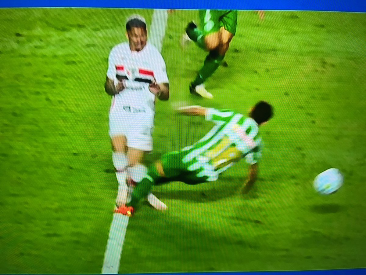 Isso, Roger: titulares sendo arriscados contra o DÉCIMO PRIMEIRO COLOCADO DA SÉRIE B. Com um jogador a menos ainda.
Sendo que o calendário está apertado nessa semana. Daí, numa dessa , quase se vai a perna do Luciano...
Vai vendo ..