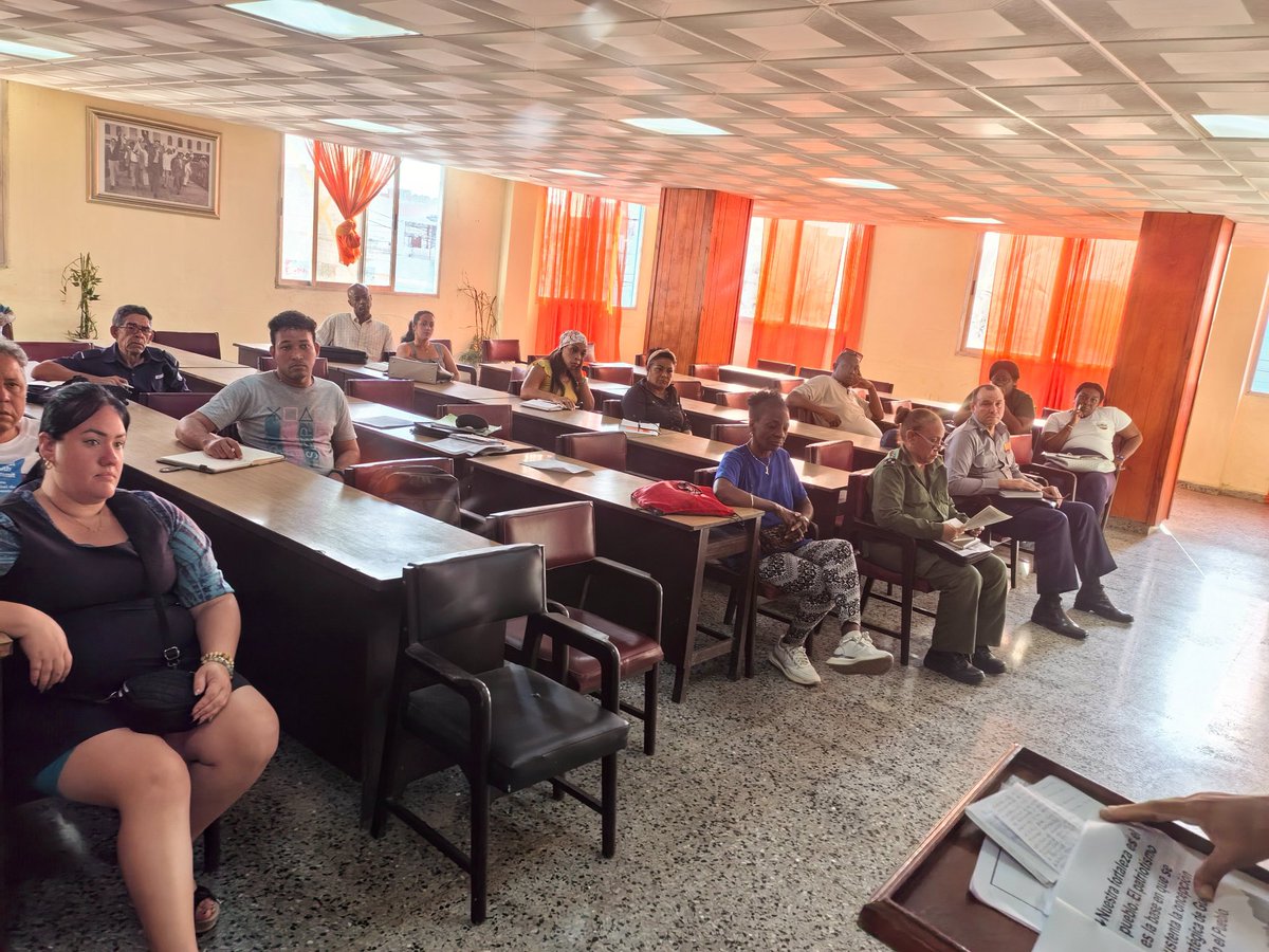 La defensa de la Patria no se negocia 🇨🇺
 Cada viernes el Consejo de Defensa Municipal Cerro se prepara.
Tomado de <a href="/Anaysbvr/">Anays Valdes</a>