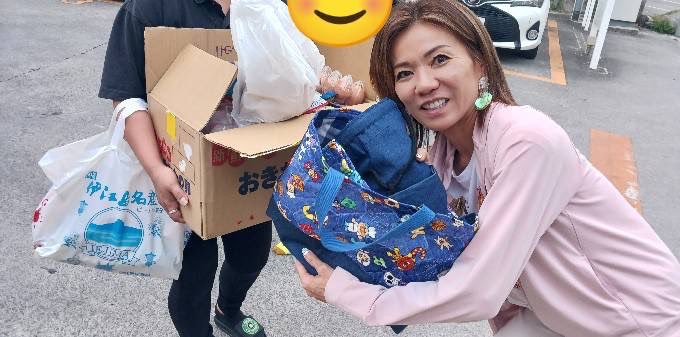 6世帯へ宅食支援🍙
スタートから深い話に。 熟年離婚、子どもを取り巻く厳しい環境…。
YouTubeでも話しましたが、まるで弱い立場の人がいじめられ、追い込まれていくような現実。 本当許せない。
何も出来ない、何もしないと思われているならなおさら。 動くよ。少しでも前にすすめたら良いね😊