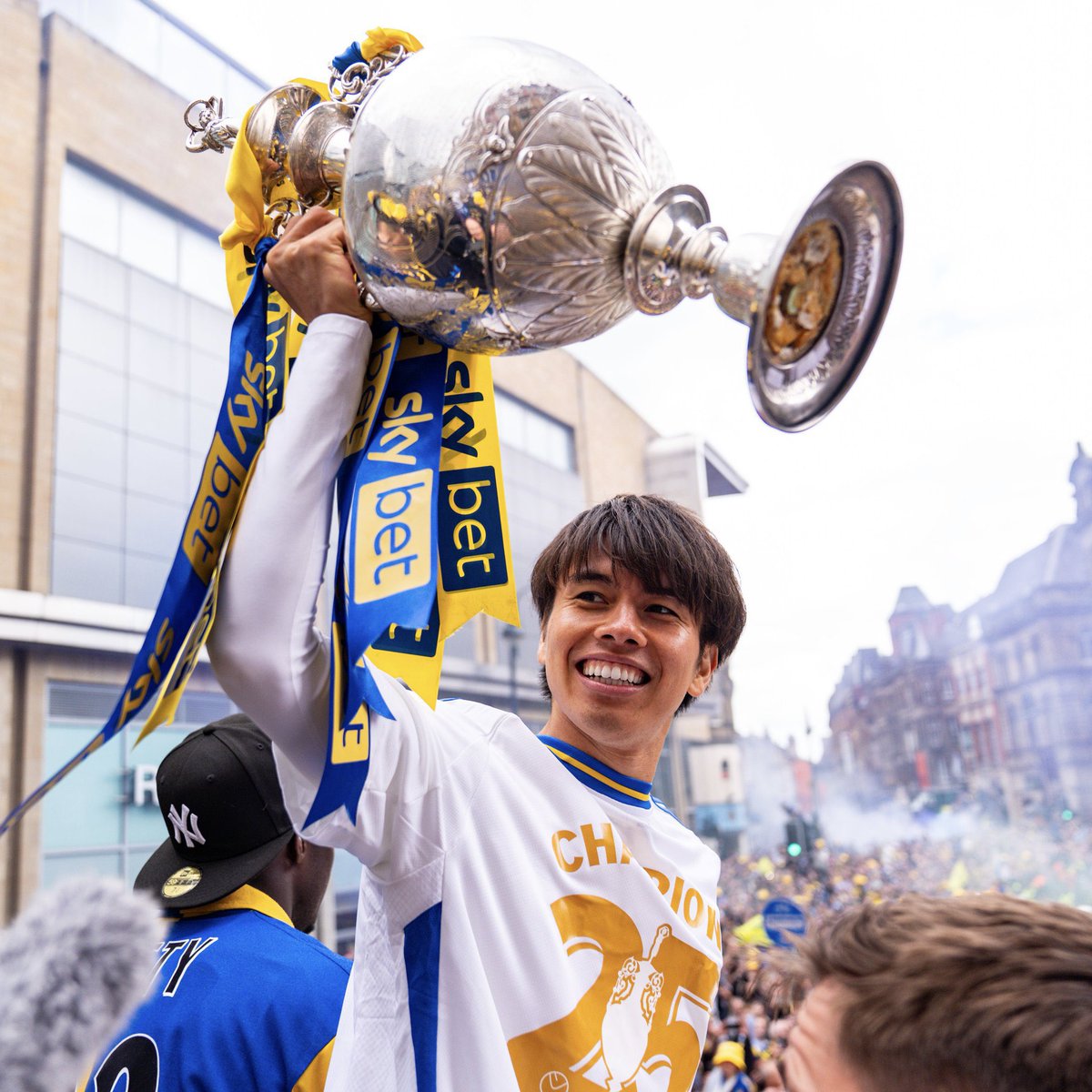 Fooootest's tweet image. チャンピオンシップで2年連続で日本人所属チームが優勝🏴󠁧󠁢󠁥󠁮󠁧󠁿🔥

🤍24-25 リーズ（田中碧）
🩵25-26 コヴェントリー（坂元達裕）