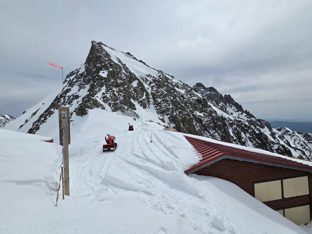 3190's tweet photo. おはようございます、穂高岳山荘です！
ひたすら除雪を続け、山荘の全貌が見えてきました。
写真１枚目は初日（4/17）
２枚目は５日目（4/21）の夕方🏔️
ビフォーアフターを比べてみてください😊
#山小屋 #北アルプス https://t.co/e3Ndb0MA3W