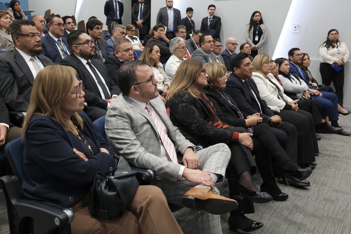 poderjudicialnl's tweet photo. La magistrada Laura Perla Córdova Rodríguez, Presidenta del #PJENL, sostuvo una reunión de trabajo con juezas y jueces en materia familiar oral, con el propósito de analizar acciones orientadas a optimizar los procesos jurisdiccionales en esta materia. https://t.co/6vydBWTU3L