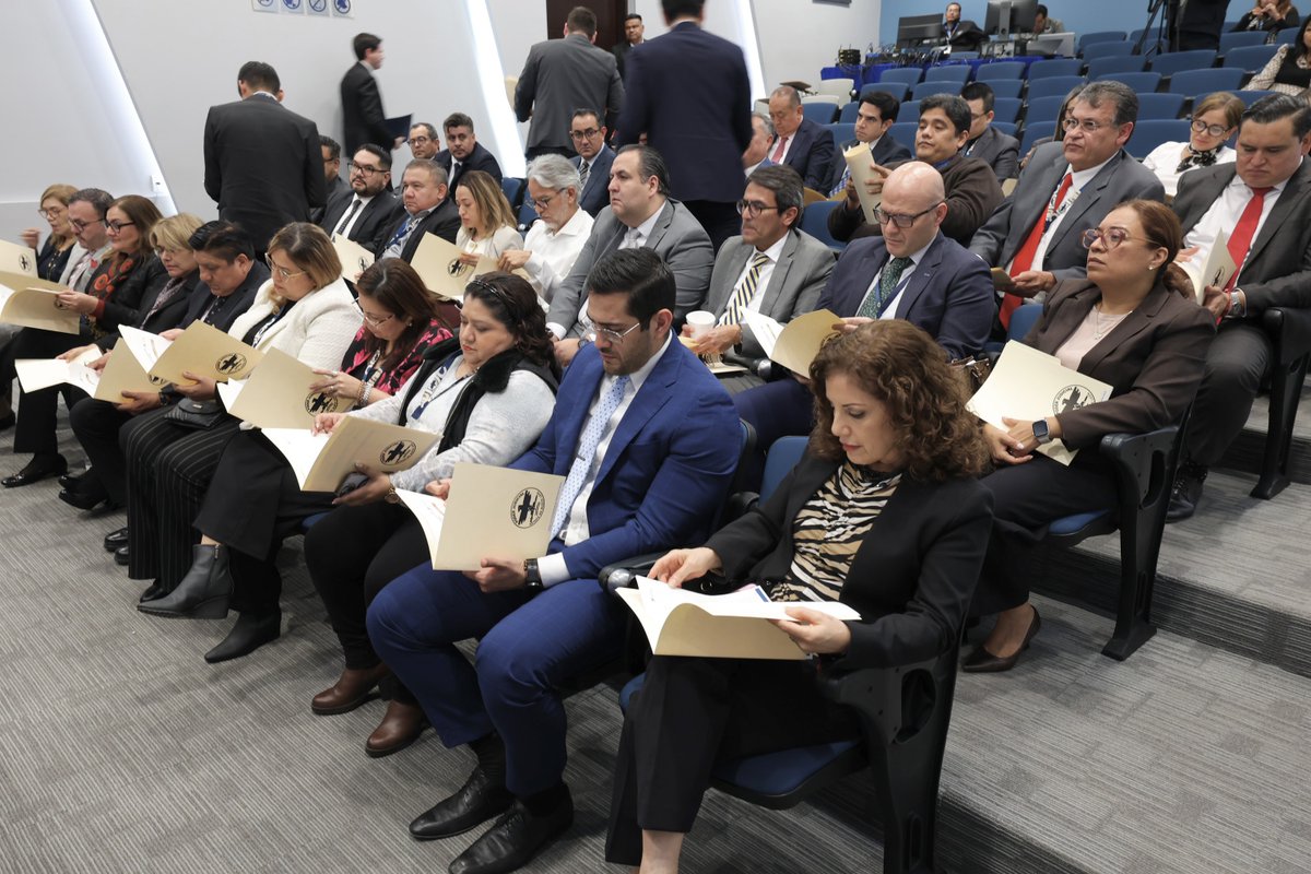 poderjudicialnl's tweet photo. La magistrada Laura Perla Córdova Rodríguez, Presidenta del #PJENL, sostuvo una reunión de trabajo con juezas y jueces en materia familiar oral, con el propósito de analizar acciones orientadas a optimizar los procesos jurisdiccionales en esta materia. https://t.co/6vydBWTU3L
