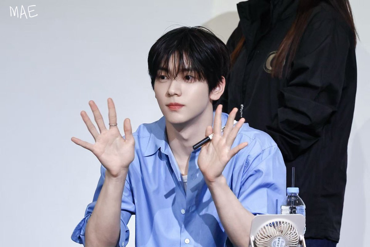 메이 tweet media