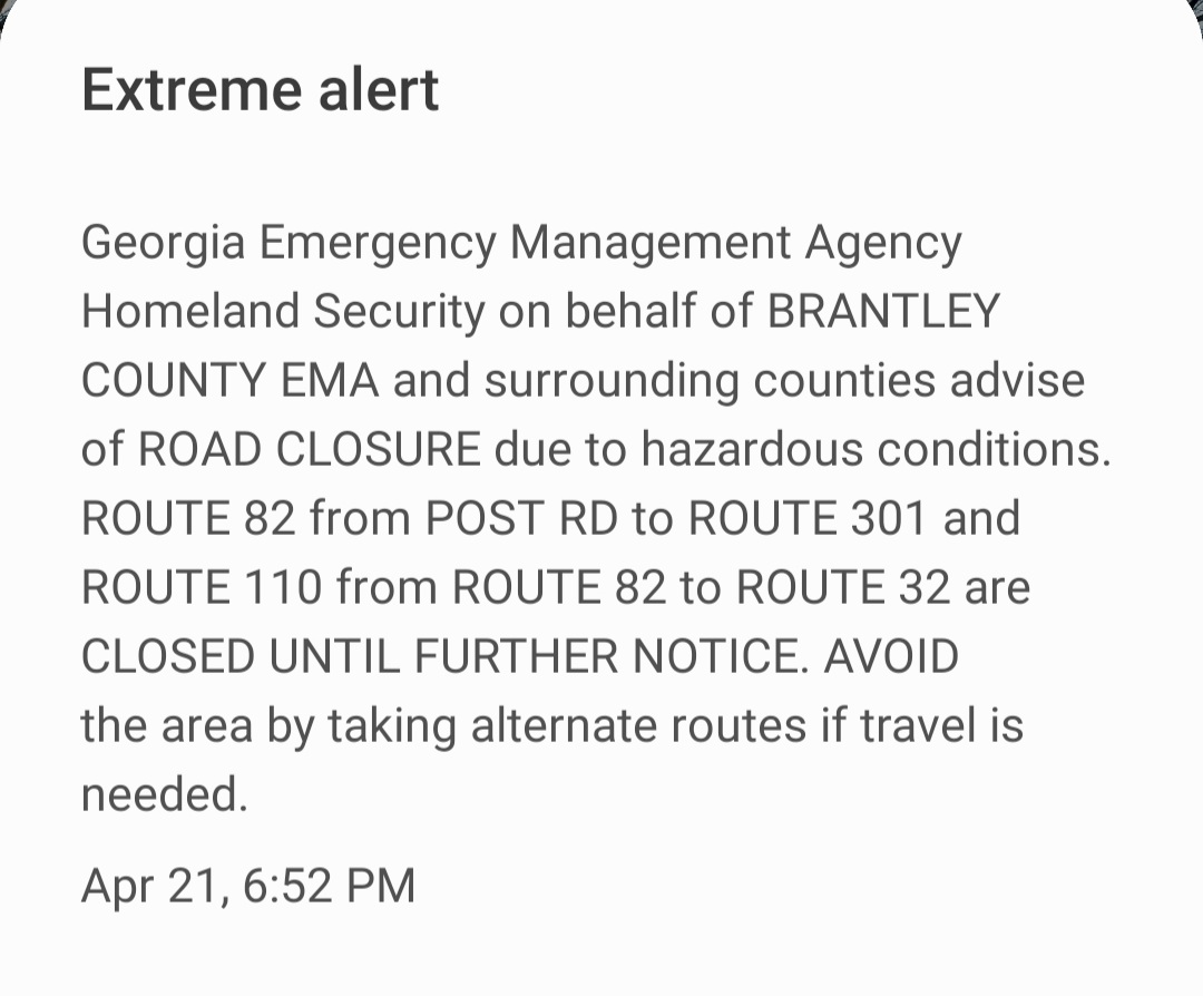 GeorgiaBoy4Real's tweet image. The large #wildfire between Atkinson and Waynesville in Brantley County, Georgia, which began Monday, is still burning, and causing visibility issues for vital traffic arteries.