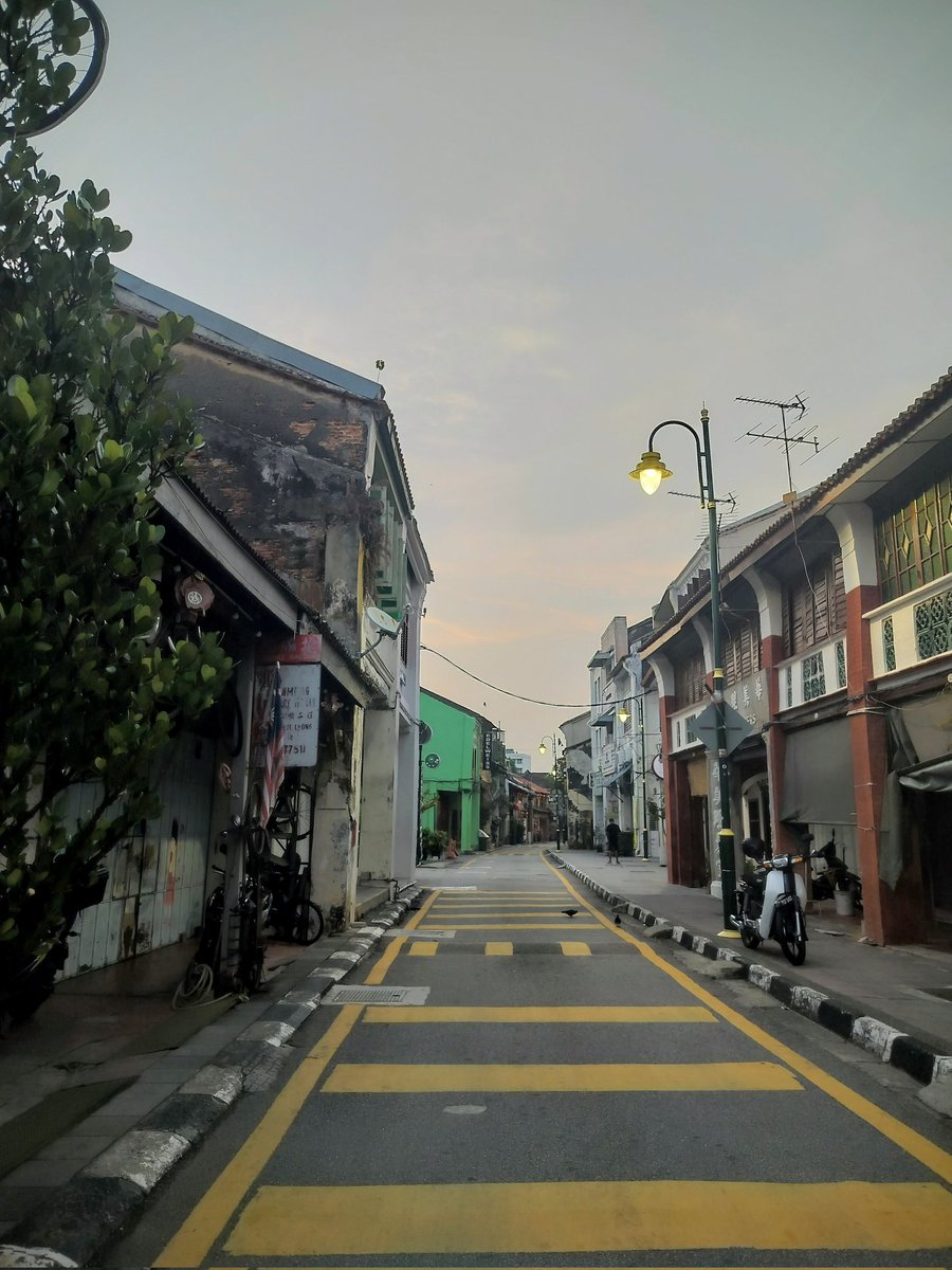 MillingtonSally's tweet image. Morning 5km run 
We've moved on! An early explore of George Town. Not bad for running, there was a footpath on most of the streets! Brilliant street art and lots of cats. Possibly less humid than Singapore, but only just! 
Happy Wednesday! 😀🏃‍♀️🇲🇾
#GeorgeTown #Running #Malaysia