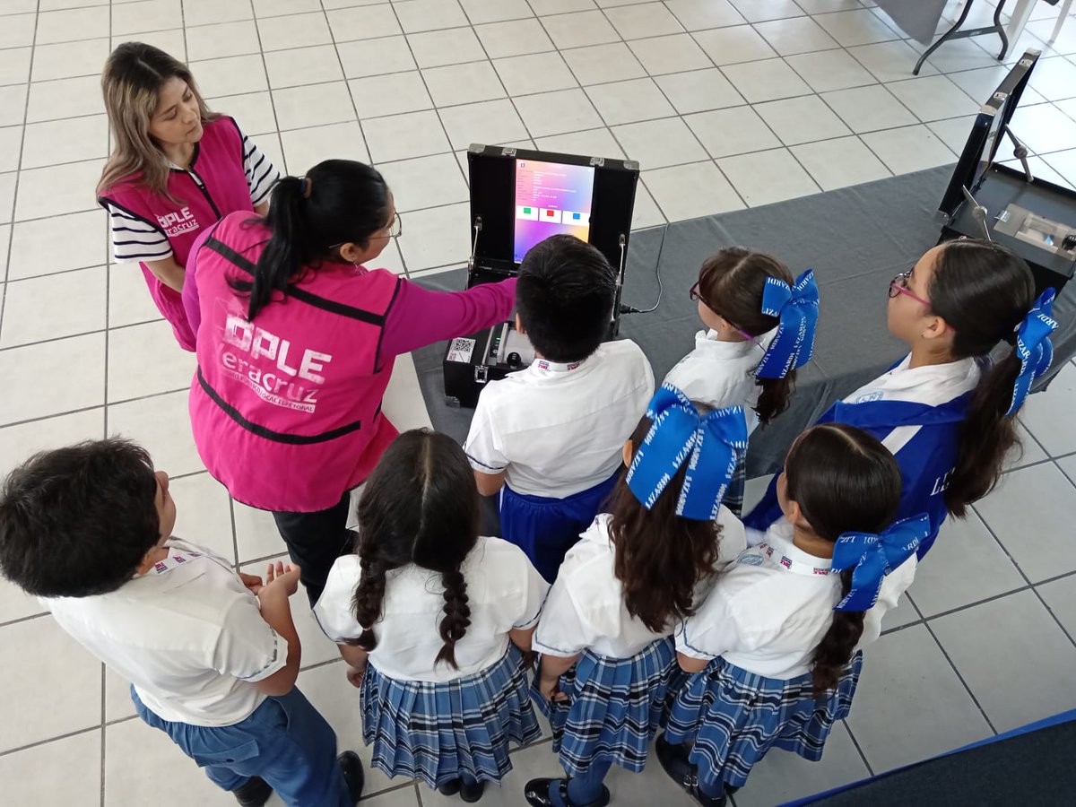 ople_Ver's tweet photo. #ActividadesOPLEV 🗳️El pasado 17 de abril del presente año, en coordinación con las autoridades de la Escuela Primaria Colegio “José Joaquín Fernández de Lizardi”🏫 del Municipio de #Veracruz, Ver., el @ople_Ver a través de la #DECEyEC, realizó la Jornada Electoral 🗳️para la elección escolar estudiantil con #UrnaElectrónica 📲, actividad enmarcada en el Programa Estatal de Educación Cívica y Participación Ciudadana 2024-2028, y que destaca por hacer uso de la Urna Electrónica como una forma innovadora para promover la participación de la juventud en la democracia🙋‍♀️🙋.

#ActividadesDECEyEC #InformateYParticipa #EleccionesEscolares