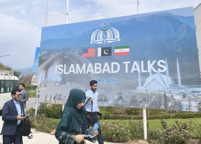 Irán notificó a Estados Unidos su decisión de no asistir a las conversaciones en Islamabad, alegando la ausencia de perspectivas de diálogo y el incumplimiento de compromisos por parte de Washington. Teherán denuncia que Estados Unidos violó un acuerdo de alto al fuego mediado