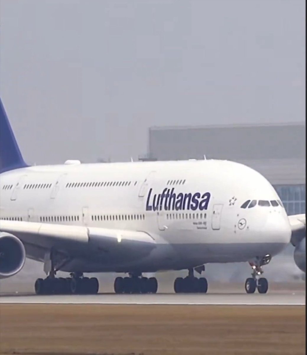 ShaffiofKe's tweet photo. 🚨⚡️BREAKING: 
Major airlines accross the globe are cutting flights due to high cost of fuel.
German 🇩🇪 Lufthansa cuts 20,000 flights to save fuel as prices soar

Massive economic crisis also on the verge in Europe. https://t.co/BeiiHEwueO