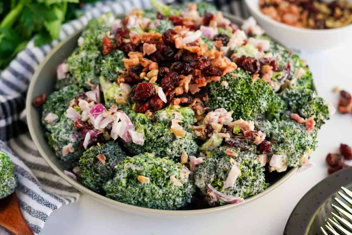 kyleecooks's tweet image. This classic Broccoli Salad recipe has all the hallmarks of yum. It's crunchy, sweet and creamy and is always a family favorite! #broccoli #bacon #salad #recipe #kyleecooks kyleecooks.com/broccoli-salad/