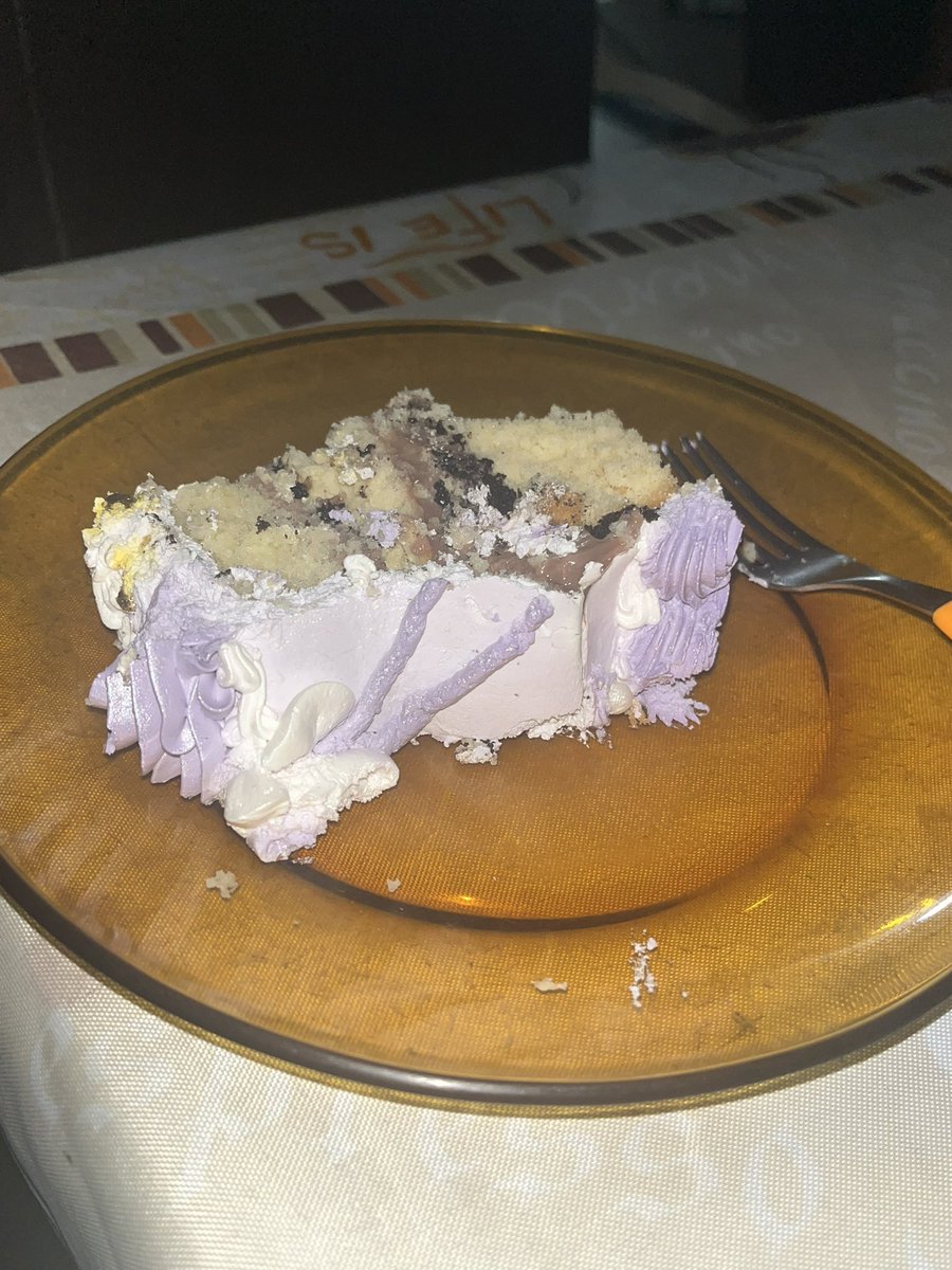 bolinho pra <a href="/mah_nunuzinha/">nunu | jurídica Bagi</a> e pra <a href="/maviiskase/">mavis lohikäärme ★</a> que me deram feliz aniversário ontem HIHI 💛💛
(Brigadeiro com oreo , e tbm tá mei escuro pq faltou luz aq em casa