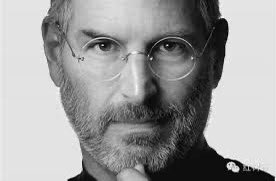 苹果新CEO John Ternus vs 乔布斯面相：
Ternus眉眼下垂、眼神深邃稳重，方正下颌写满谨慎与务实；
乔布斯却是锐利狂野，眼神永远在燃烧！
乔布斯时代：创新、革命、极致完美。
Ternus时代：大概率是硬核进化。
下一代苹果，可能不会盲目追风AI，而是更稳、更务实、更能打持久战。