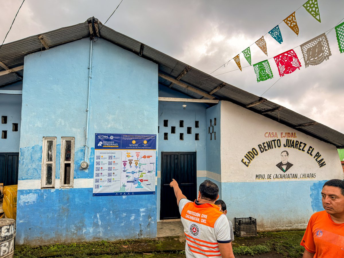 OIM_Mexico's tweet photo. 🏫🌧️ En el municipio de Cacahoatán, Chiapas, iniciamos las visitas a refugios temporales en coordinación con Protección Civil, como parte de las acciones de preparación comunitaria ante emergencias.

Durante estas visitas se realiza la identificación de los espacios designados como refugios temporales, con el objetivo de contar con la información de cada refugio del municipio y así fortalecer la planificación y la toma de decisiones ante posibles situaciones de emergencia.

Esta actividad se realiza en el marco del proyecto Migración, Medio Ambiente y Acción Climática (MMAAC), contribuyendo a la construcción de comunidades más resilientes y a la reducción de los factores que pueden provocar el desplazamiento o la migración forzada asociados a desastres.
