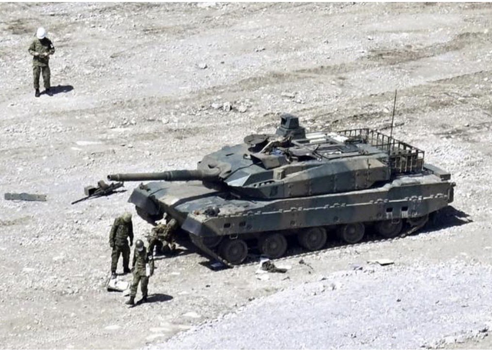 Image for the Tweet beginning: 【１０式戦車の砲塔内爆発事故】
写真から①機銃が飛び②ブローオフパネルも飛ぶが、弾薬庫爆発したほどの損傷ではない
③弾薬庫や自動装填装置内の白い塗料も散乱
以上から、砲塔内と自動装填装置及び弾薬庫の空間が繋がる可能性の一つとして、『不発→拔弾（閉鎖機を手動で解除）→爆爆』が発生？ 