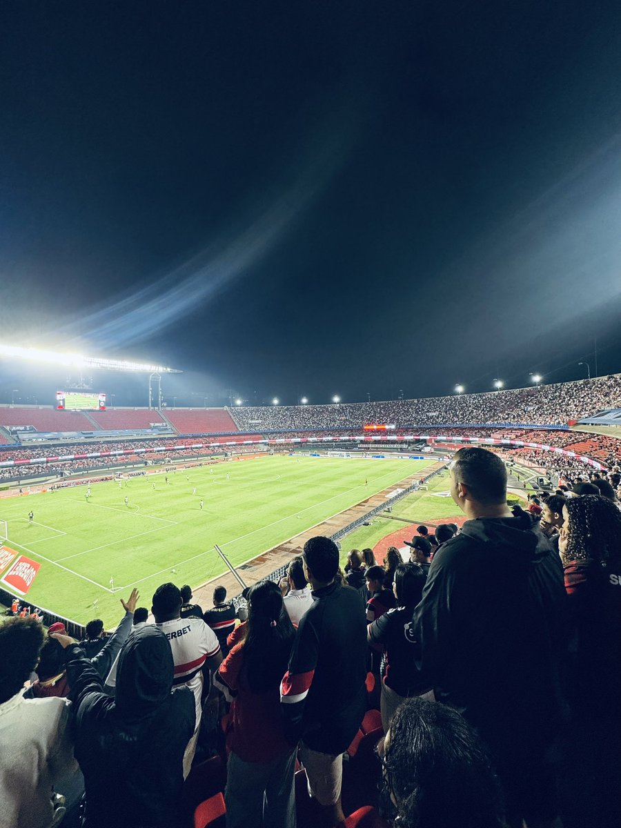 perniciotti99's tweet photo. 33.389 pessoas vieram assistir aos 500  cruzamentos do São Paulo de Roger Machado ! https://t.co/A11g0Da2h5