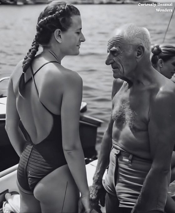 En 2009, el famoso apneísta italiano Enzo Maiorca estaba explorando las aguas de Siracusa con su hija Rossana cuando sucedió algo inesperado. Mientras descendía a las profundidades, Enzo sintió un leve golpe en la espalda. Se giró, esperando ver una curiosa criatura marina, y se