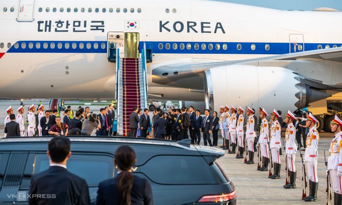 newglobalpulse's tweet image. Hanoi just got a major diplomatic move 🇰🇷🇻🇳  
$89.5B trade + 10,447 Korean projects in Vietnam.  
AI, semiconductors &amp;amp; supply chains are now the real story. Repost if you see the shift 👇 #Vietnam #SouthKorea #AI #Semiconductors