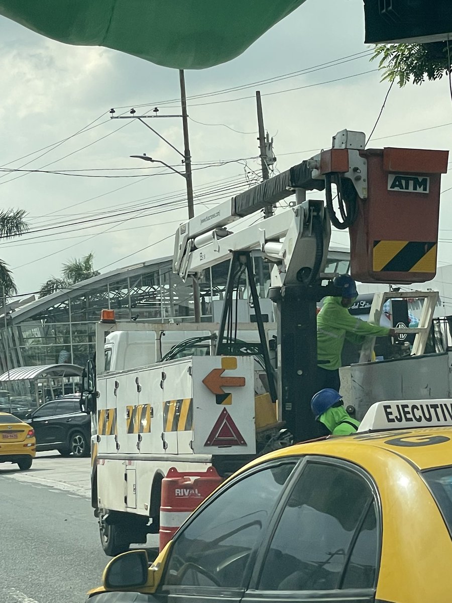 adarroba's tweet photo. @ATM_Transito @ATMGuayaquil se les ocurrió poner un semáforo en el paso peatonal frente al 28 de Mayo. No se que va a ocasionar ese semáforo en el tráfico pero si es parecido a lo q ocasionaron hoy a las DOS de la tarde simplemente son unos ASNOS!!!! https://t.co/f0xqblVqJJ