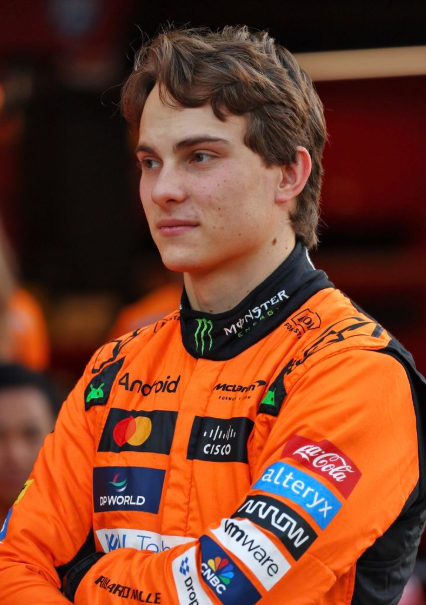 queria entender a dificuldade da mclaren de arrumar o cabelo dele assim pros ensaios fotograficos