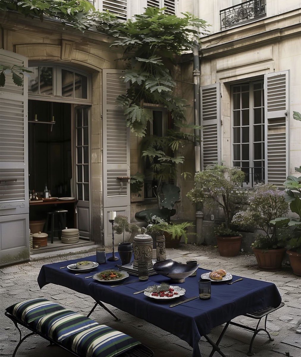 Tengo absoluta devoción por los patios. Amo el clima de los patios, las terrazas, esa atmósfera que se genera entre la baldosa y las medianeras, ni hablar el aroma a baldosa mojada un día de verano.

Ph: Ashley Stark