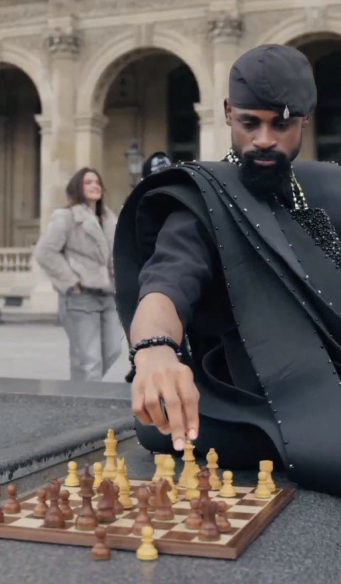PeptideFreak's tweet photo. @0xCryptoshi first Nigerian to have fun with memes at the Louvre while playing chess

checkmate https://t.co/2PXR8uZmf6