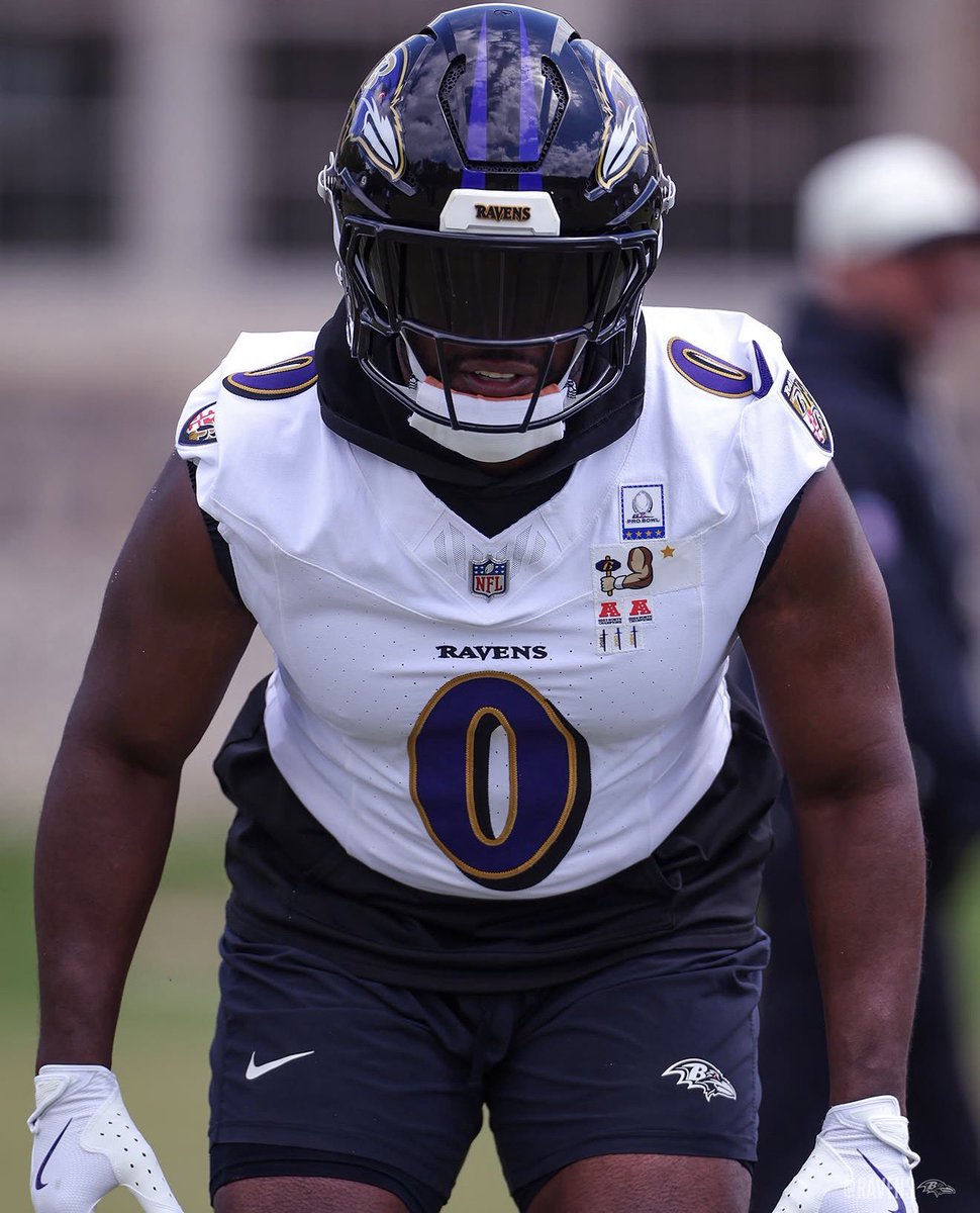 MLFootball's tweet image. TRENDING: This concerning photo of #Ravens All-Pro linebacker Roquan Smith has gone viral across social media today.

😳😳😳

Baltimore fans are concerned that Smith is “OVERWEIGHT” and completely out of football shape.