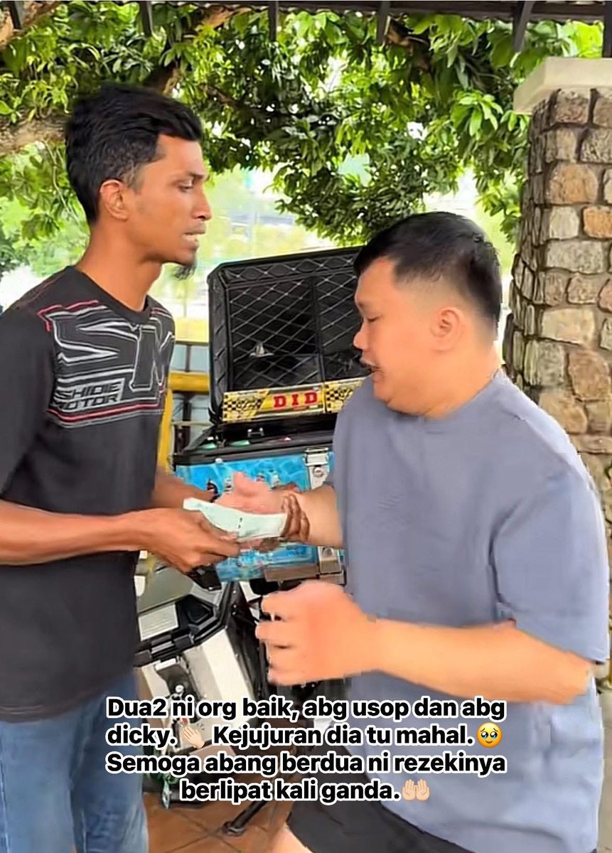 ameydeen_'s tweet photo. Saya tidak tahu bagaimana mahu menceritakannya. 

Pagi tadi, abang Cina yang pernah saya bantu dahulu ada menghubungi saya. 

Dia menyatakan hasrat untuk bertemu pada waktu petang kerana ingin menyerahkan wang hasil pemberian orang ramai semasa dia melakukan sesi langsung di TT. https://t.co/SimaFaxh9p