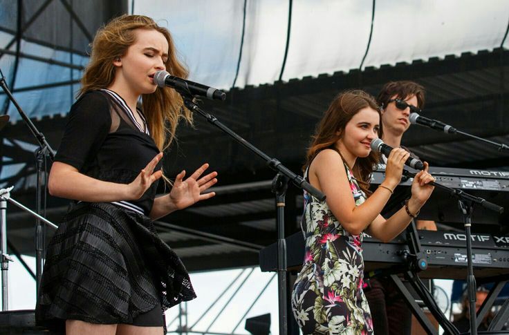 iza is a showgirl ★ tweet media